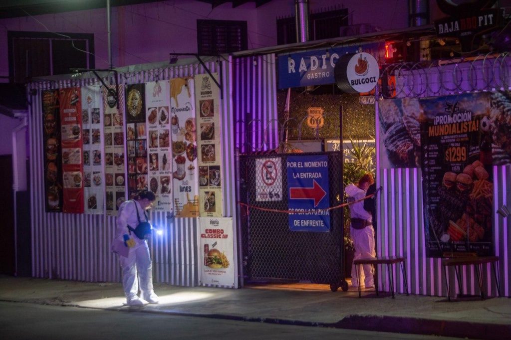 Ataque armado en Gastro & Bar deja un hombre muerto y una mujer herida