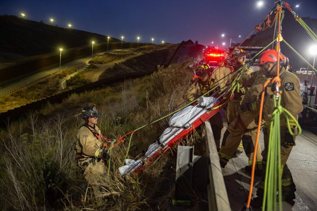 Muere conductor tras caer al fondo de un barranco de 40 metros en acceso a Playas de Tijuana