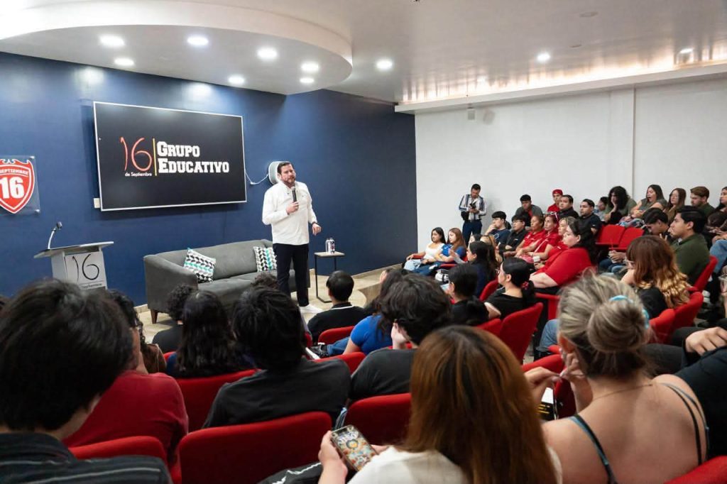 Dialoga Ismael Burgueño con estudiantes de Grupo Educativo 16 de septiembre