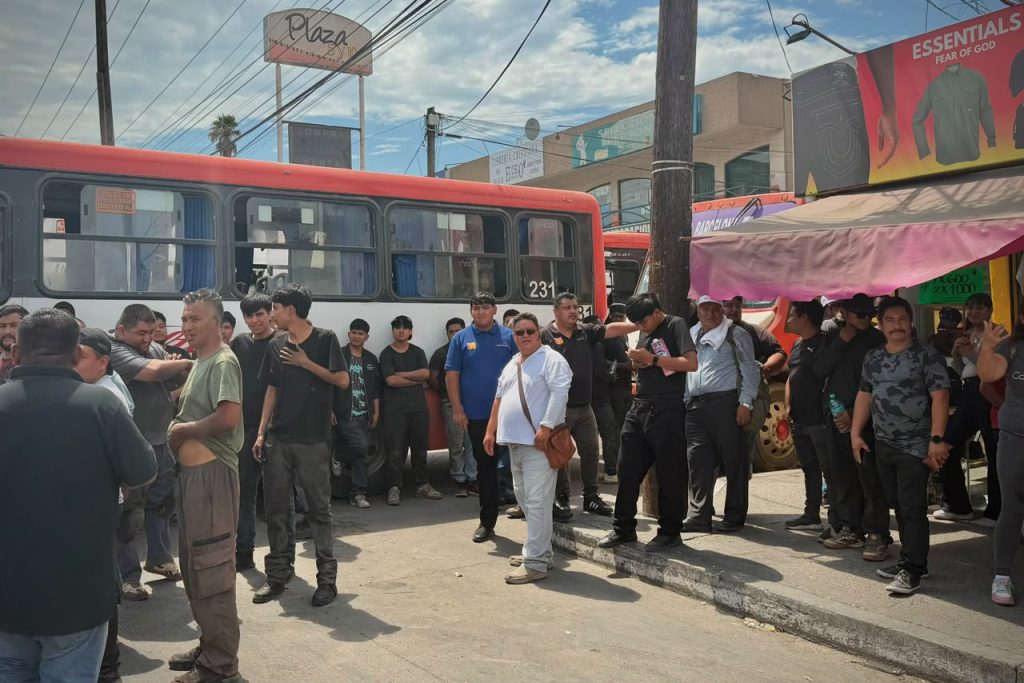 Transportistas de Altisa bloquean bulevar Lázaro Cárdenas en la 5 y 10 por presunta invasión de rutas