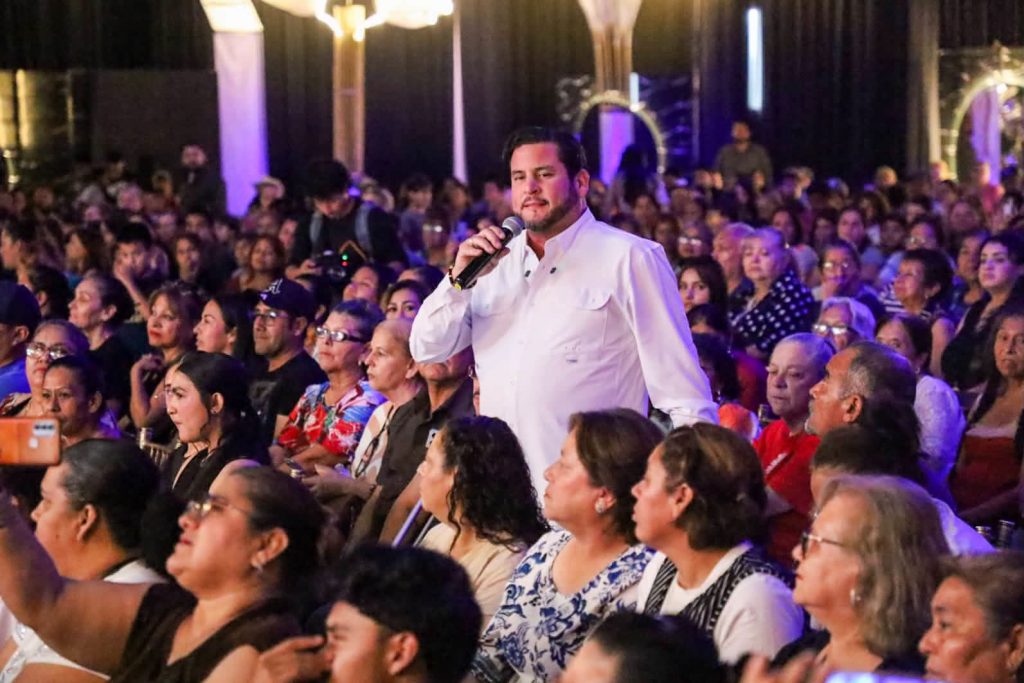 Ismael Buergueño sostiene encuentro con mil simpatizantes en Mexicali