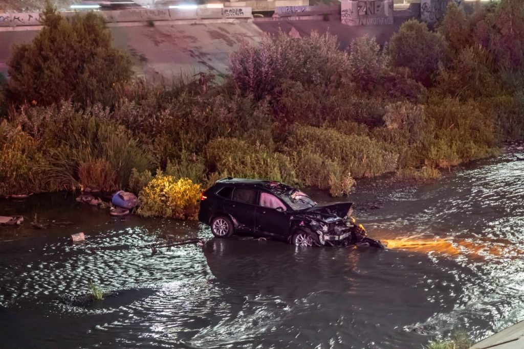Mujer cae a la canalización tras choque en la Vía Rápida Oriente; conductor involucrado es detenido