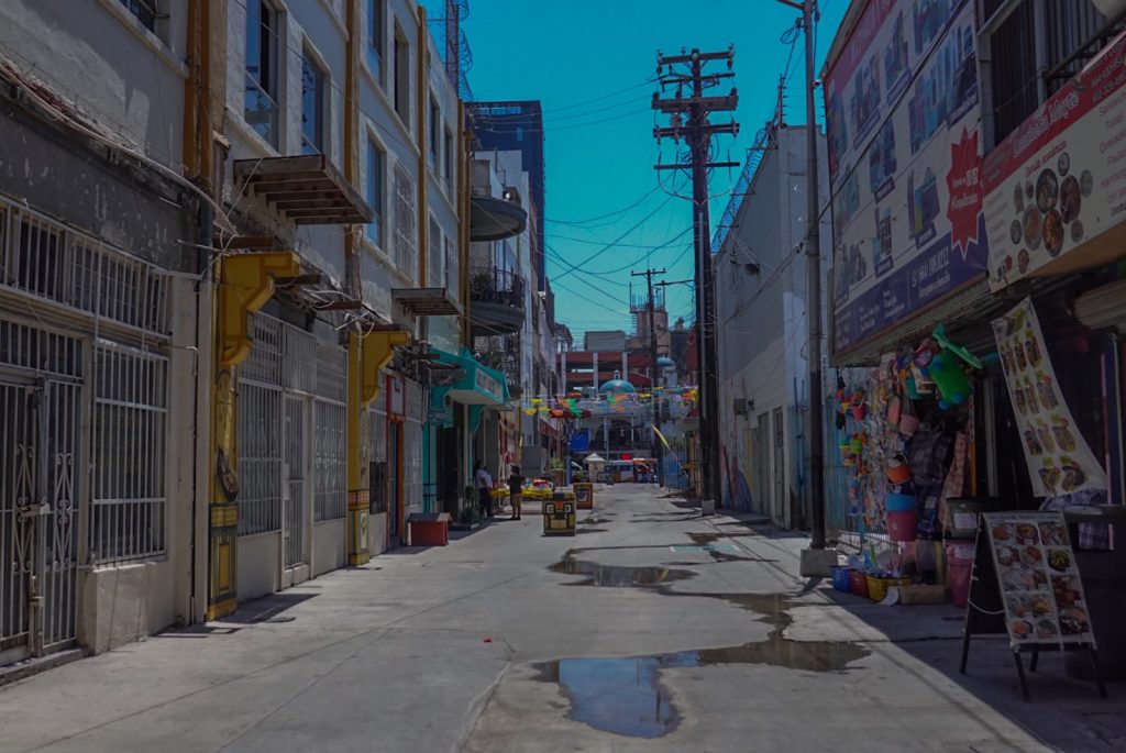 Murales y códigos QR que cuentan su historia dan nueva vida al Callejón del Travieso en la Zona Centro