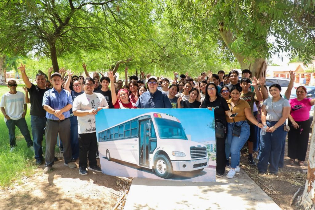 Estudiantes del Valle de Mexicali reciben camión de transporte