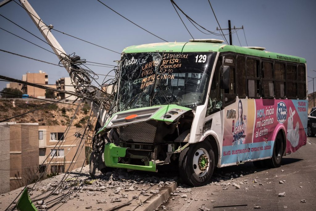 Choca transporte público en Natura; derriba poste de la CFE y deja sin electricidad a vecinos de Vistas del Sol