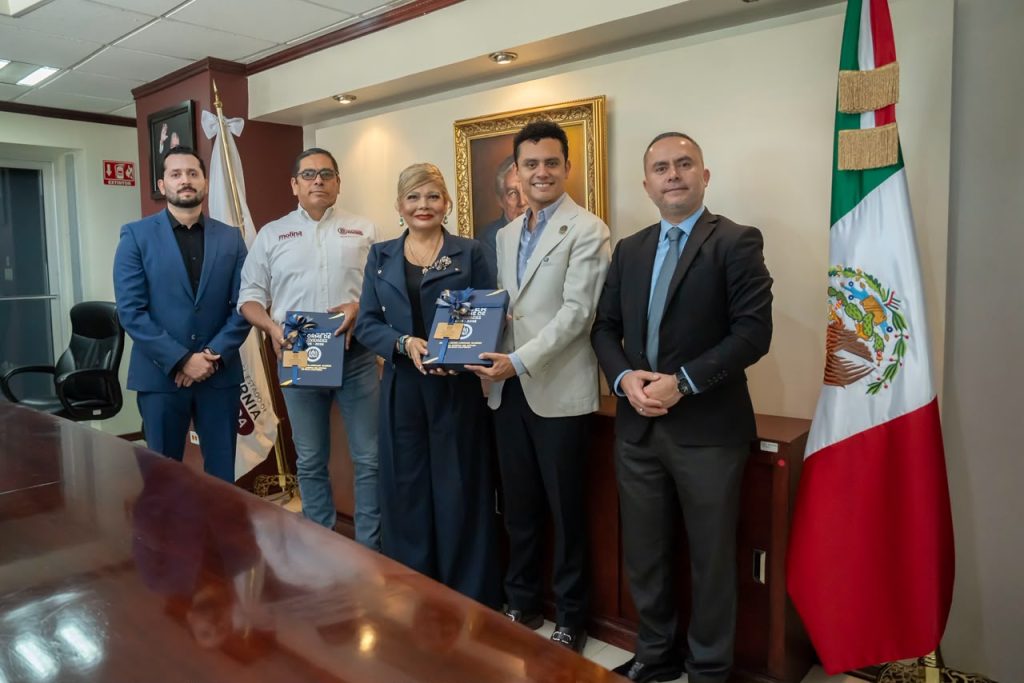 Presidente del Congreso Eligio Valencia, recibe el informe de trabajo de la Fiscal General de BC