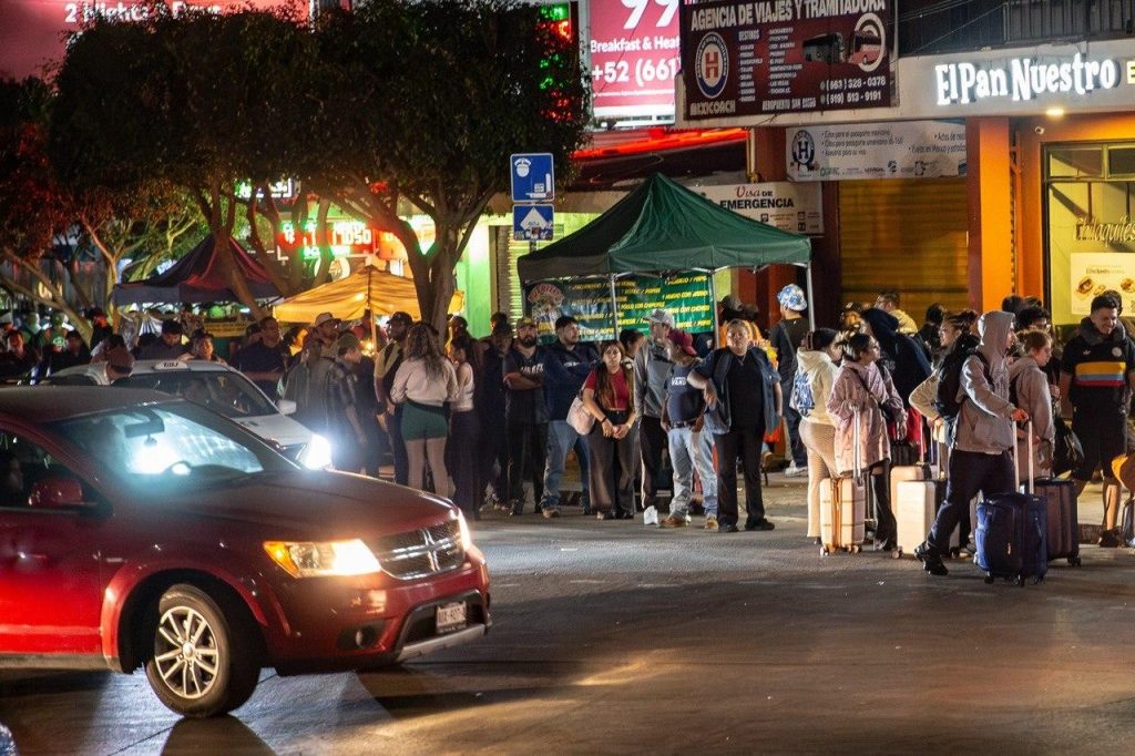 Miles regresan a Estados Unidos tras el Baja Beach Fest y abarrotan garita de San Ysidro