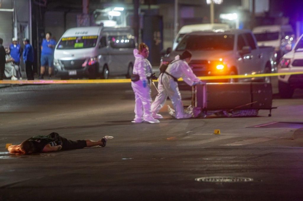 Hombre es asesinado en la Zona Centro; detienen a tres y aseguran dos armas #Tijuana