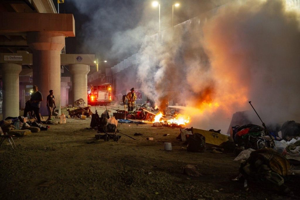 Incendio consume casas improvisadas junto al muro fronterizo en Tijuana