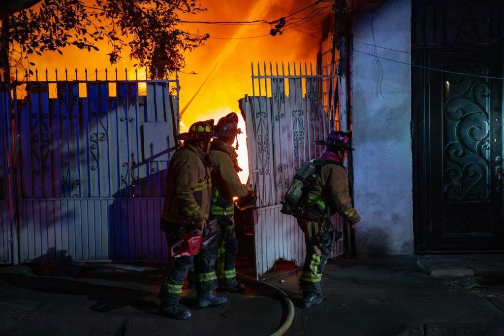 Incendio de vehículo se extiende a cuartería en Zona Norte; detienen a dos hombres