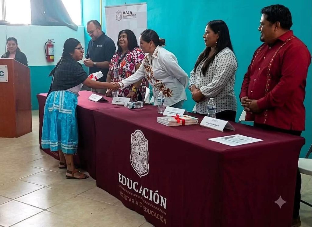 Entrega Secretaría de Educación en San Quintín libros de texto en lenguas indígenas