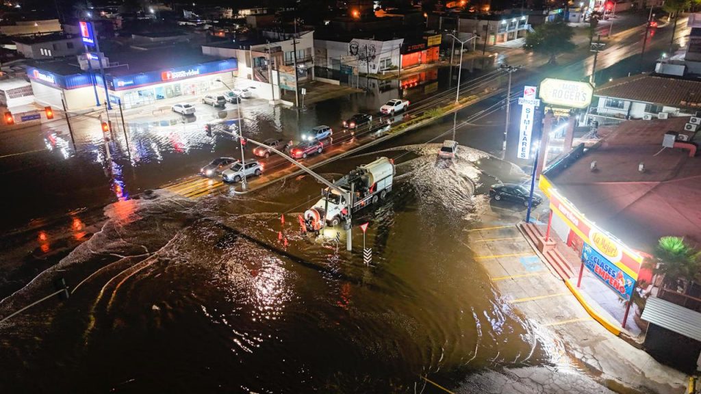 Atienden las emergencias dejadas por la lluvia en Mexicali