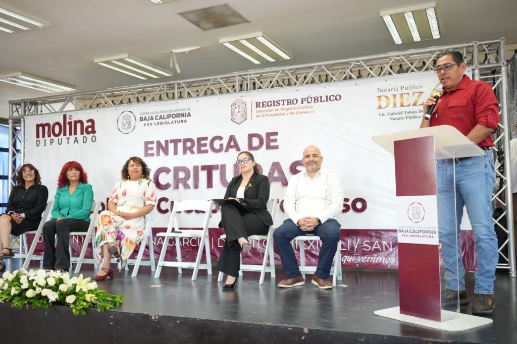 Familias de la colonia Progreso reciben certeza jurídica con escrituras entregadas por Dip. Molina