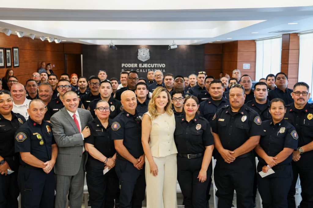 Reconoce Gobierno de Baja California a más de 1,500 bomberaas con estímulos económicos