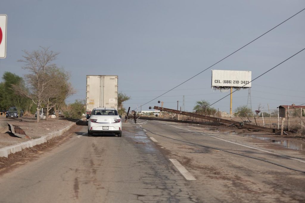 Decenas de postes de luz cayeron debido a tormentas sobre carretera Mexicali-Tijuana