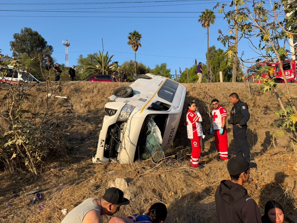 #Últimahora | Vuelca Taxi de ruta y deja varias personas lesionadas