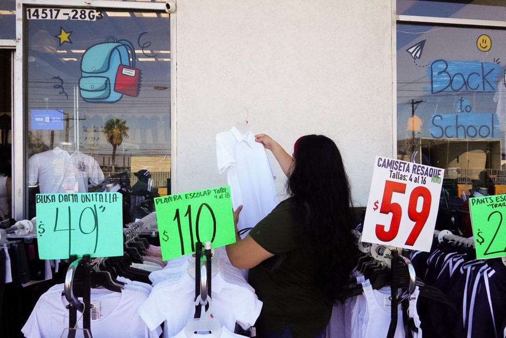 Regreso a clases impulsa ventas de uniformes en Tijuana