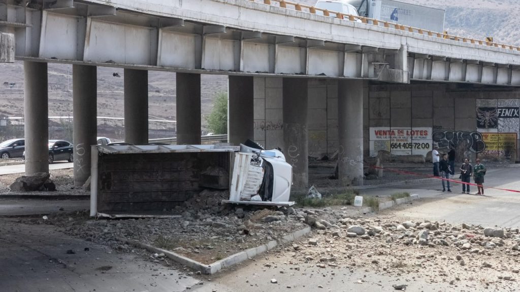 Dos personas mueren y tres heridos deja la volcadura de dompe en la carretera Tijuana-Tecate