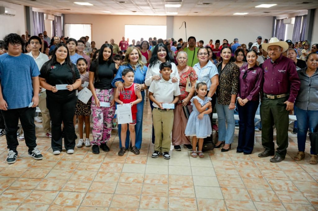 Entregan estímulos económico a los habitantes del Valle de Mexicali