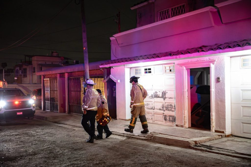Lanzan bombas molotov contra domicilio en Cerro de las Abejas; vecinos sofocan incendio