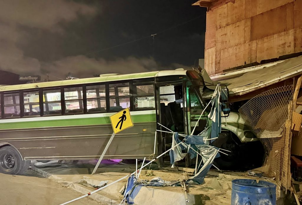 Camión de transporte de personal se impacta contra vivienda en Mariano Matamoros