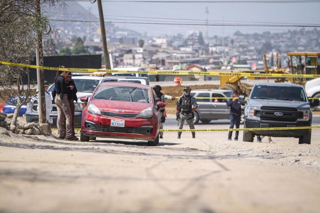Abandonan un vehículo con un cuerpo al interior en la Zona Este; el auto tenía reporte de robo