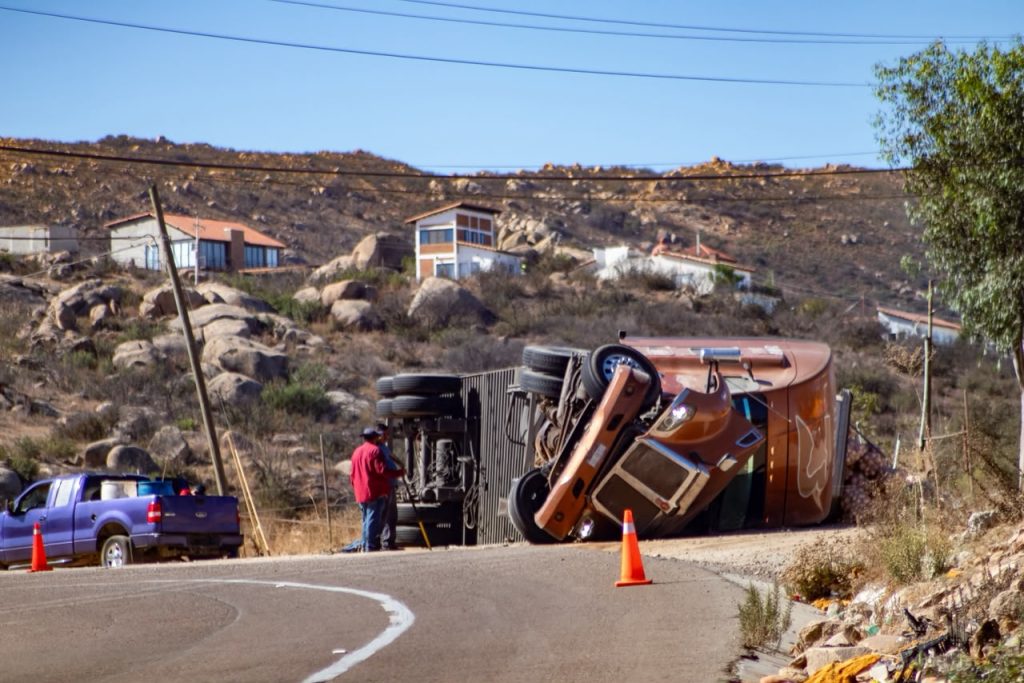 Vuelca tráiler con cebollas en Tecate