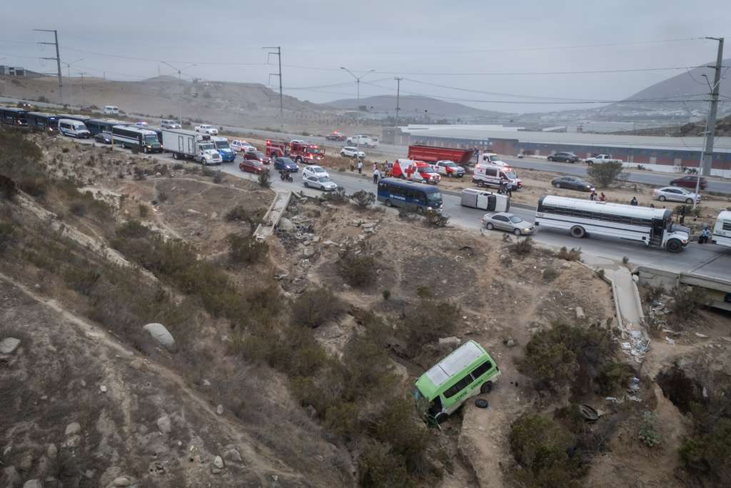 Accidente múltiple en el bulevar 2000; taxi cae a un barranco y deja a una persona prensada