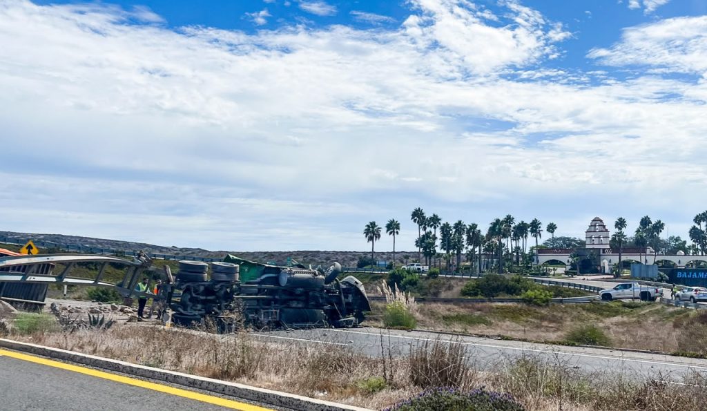 Cierran tramo de la Escénica Ensenada–Tijuana por incidente en Bajamar