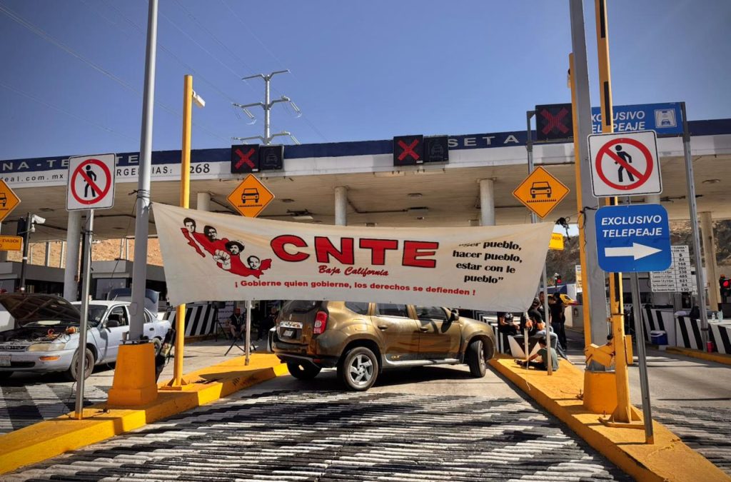 #ÚltimaHora | Profesores de la CNTE «toman» caseta de cuota, quieren pago de interinos