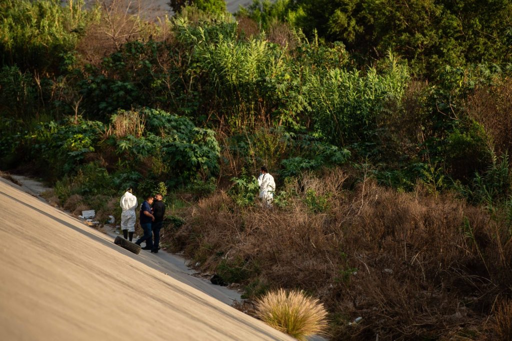 Hallan 2 cuerpos maniatados en canalización de la Vía Rápida #Tijuana