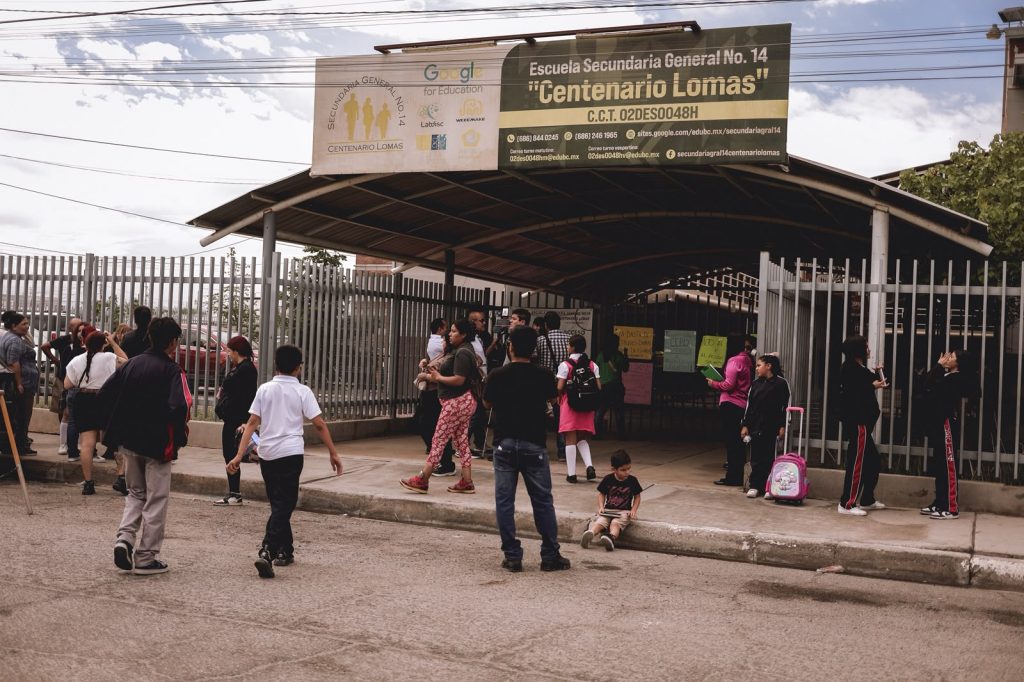 Denuncia padres de familia agresión y acoso dentro y fuera de secundaria no. 14