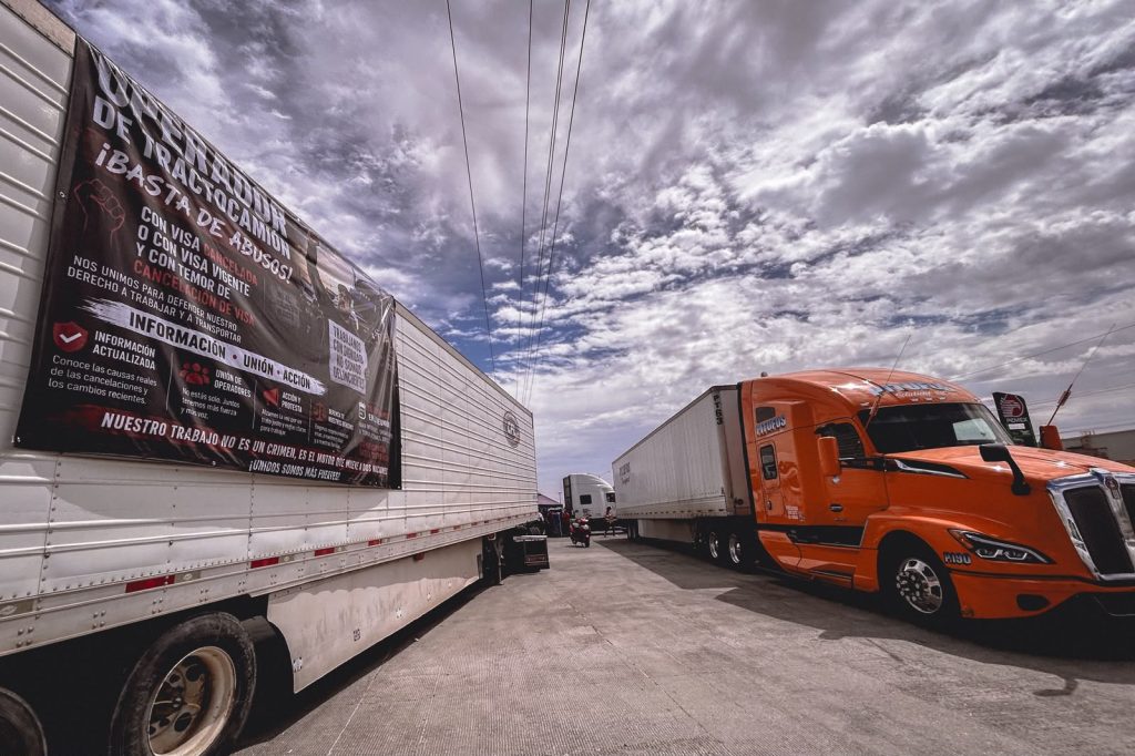 Comunicado de Gobierno causa molestia a transportistas manifestantes, mantiene bloque en Garita Mexicali