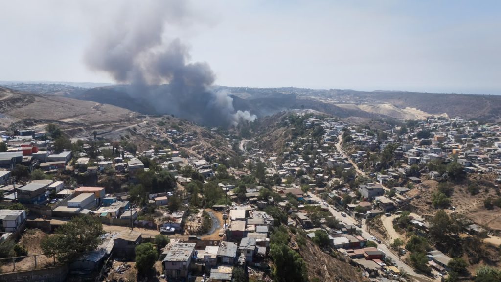 Se reactiva incendio en basurero clandestino; columna de humo es visible desde Tijuana y Rosarito