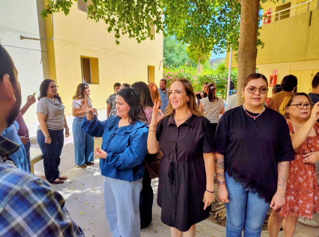 Realizan taller básico a profesores sobre lengua de señas mexicanas
