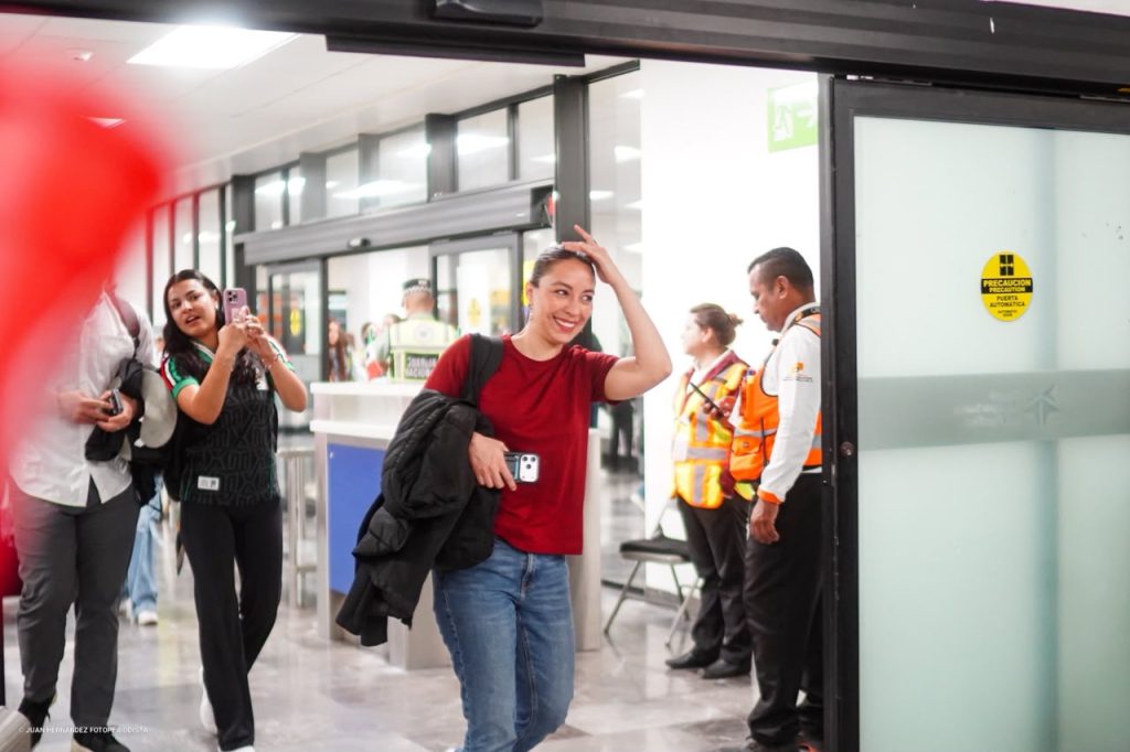 Julieta Ramírez es recibida por simpatizantes al llegar al Aeropuerto de Mexicali