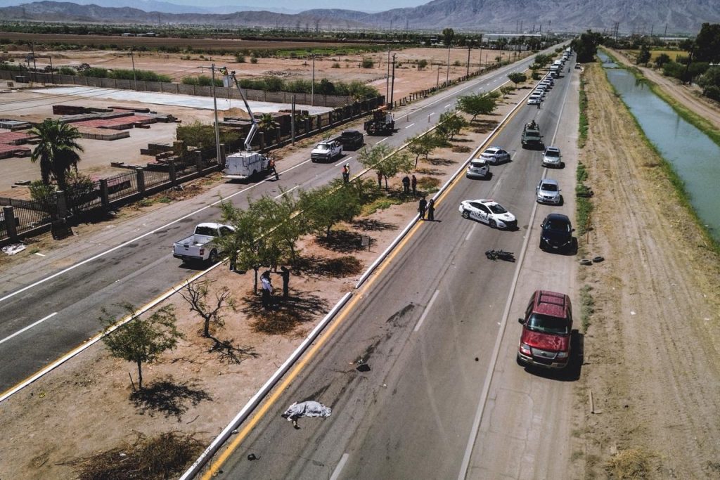 Cae de moto y tráiler embiste a conductor