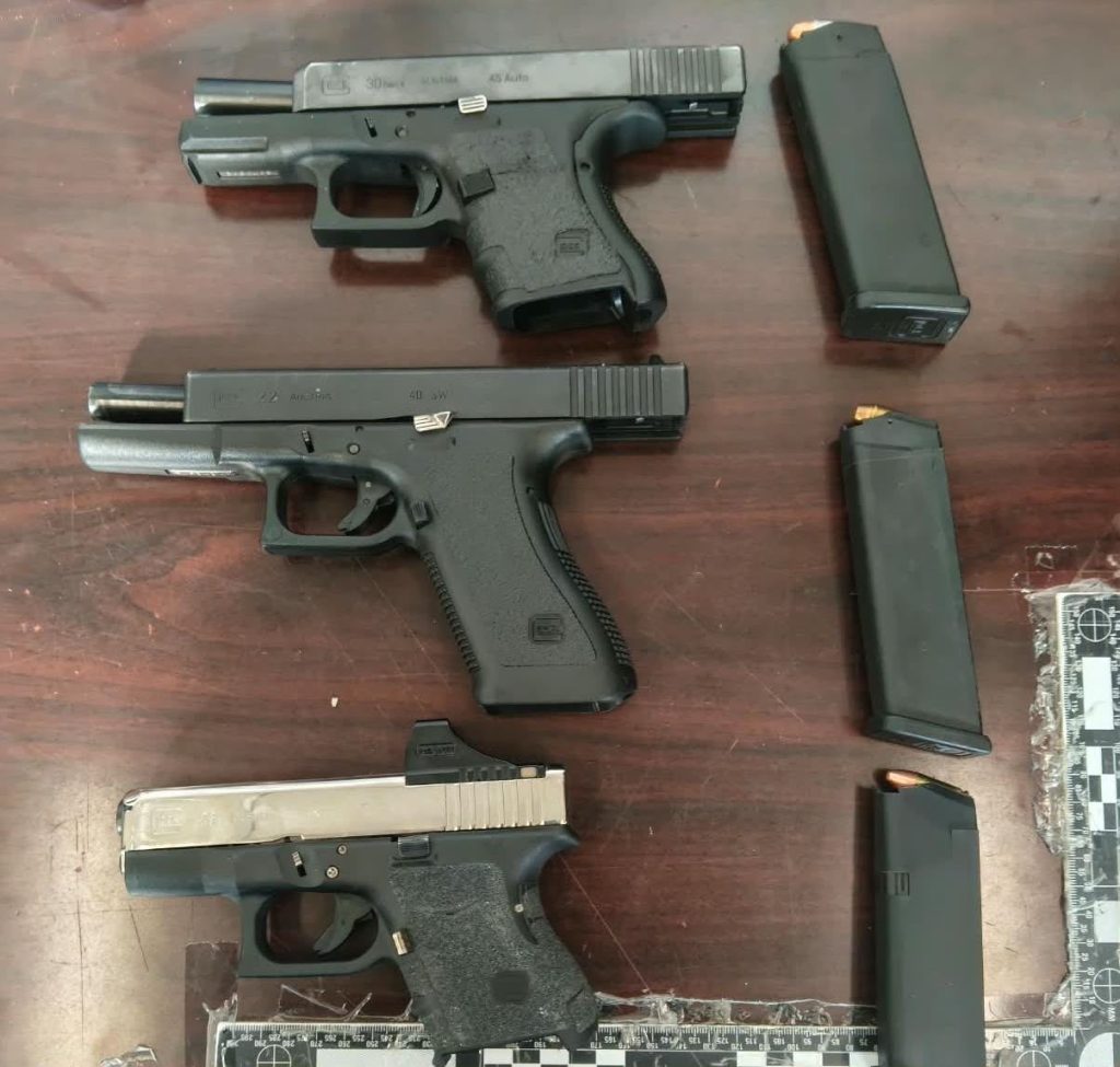 4 arrestados con 3 armas de fuego ocultas
