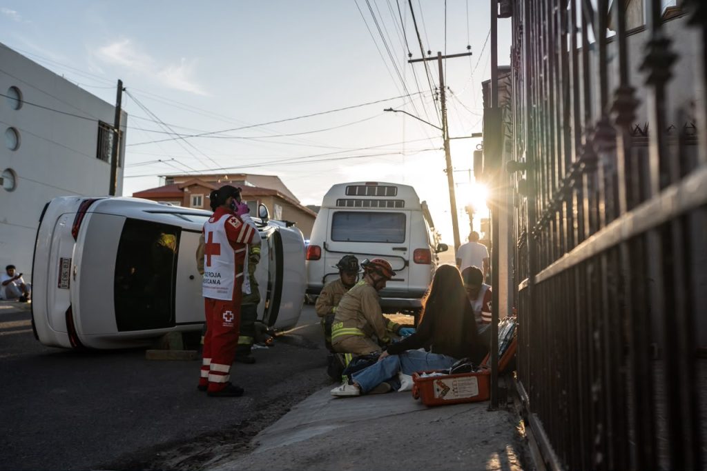 Conductor de vehículo de plataforma digital termina volcando vehículo en Playas de Tijuana