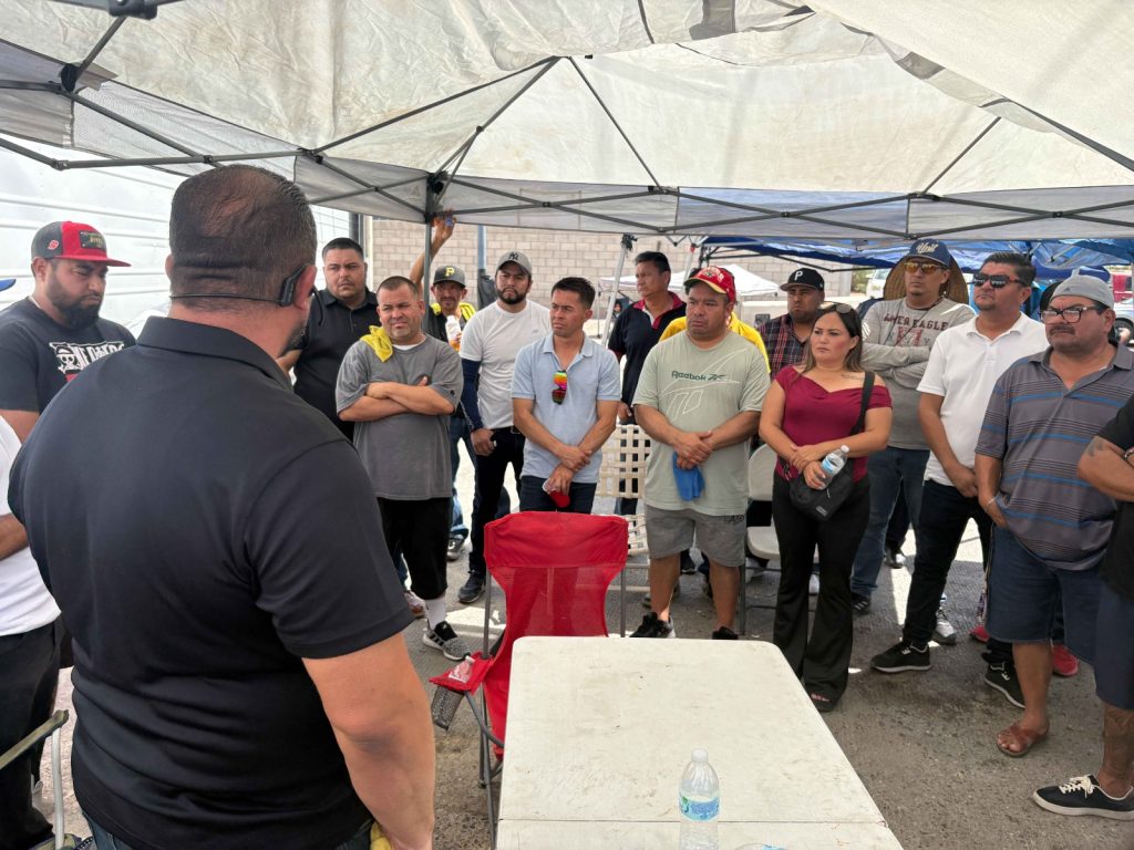 Por crisis de visas canceladas, transportistas estrangulan garita de Mexicali; SGG pacta mesa de trabajo