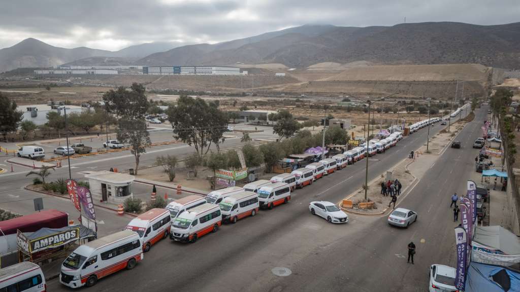 Transportistas bloquean IMOS; acusan al instituto de imponer rutas y favorecer a empresa