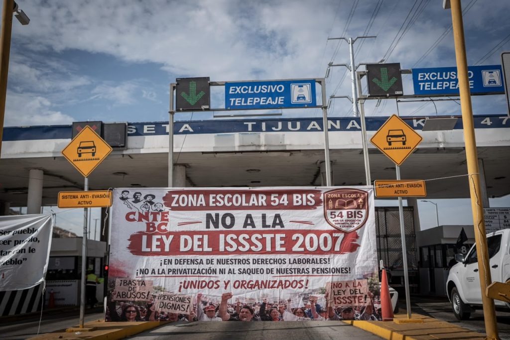 Maestros de la CNTE vuelven a tomar caseta Tijuana-Tecate; siguen sin recibir pago interinos