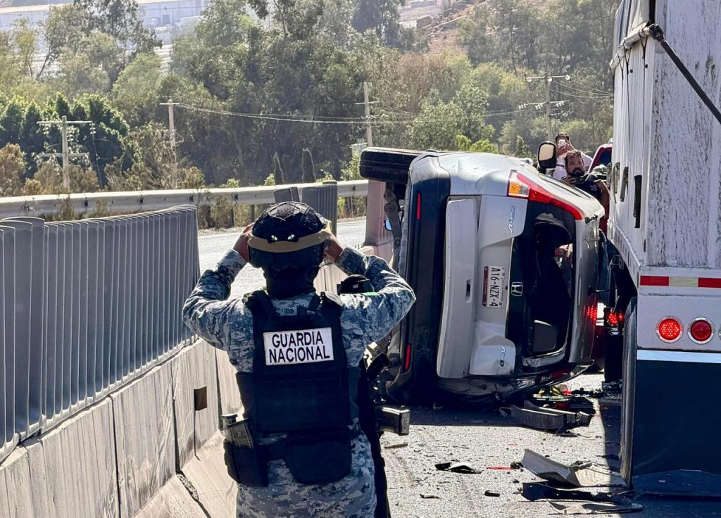 Tráiler embiste cuatro vehículos y deja siete personas lesionadas en carretera Tecate-Tijuana