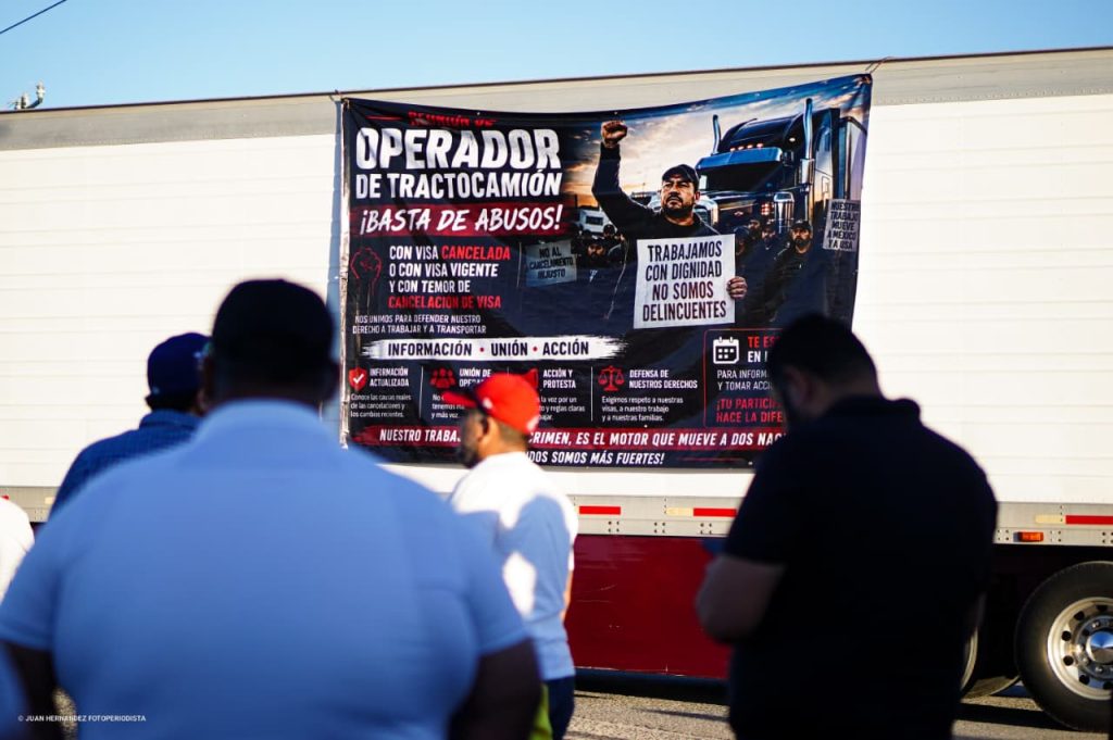 Choferes bloquean garita de Mexicali y amenazan con extender protesta