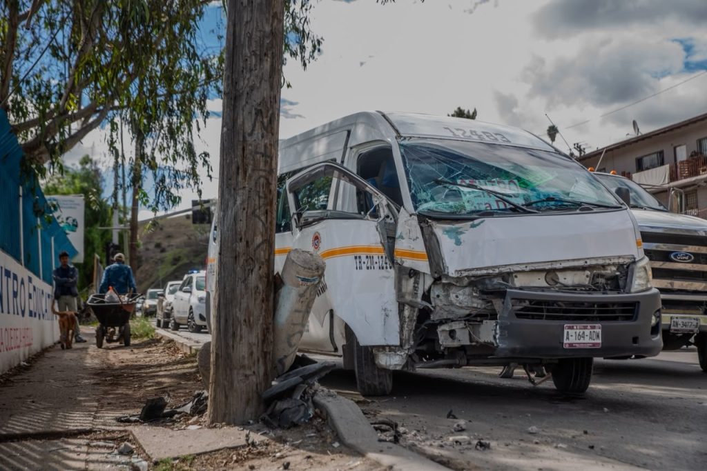 Taxi de ruta choca contra poste en bulevar Cuauhtémoc de Tijuana