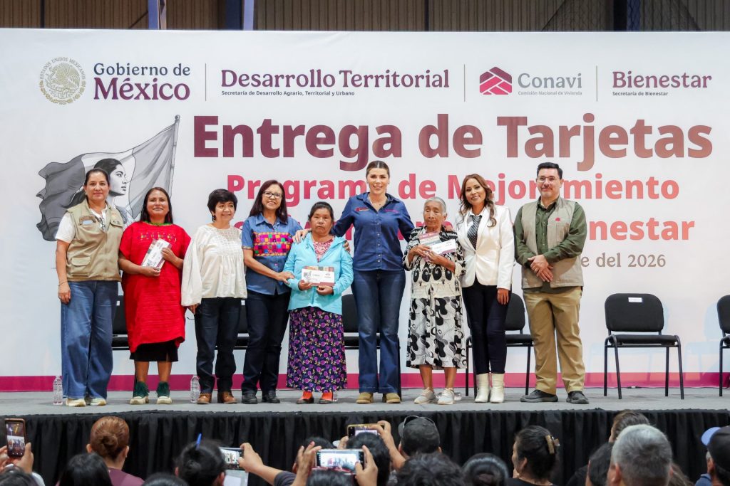 Entregan tarjetas para el mejoramiento de vivienda en Ensenada y San Quintín