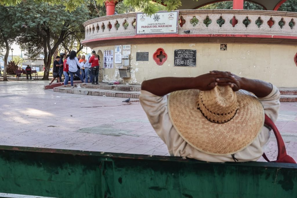 Colectivos de búsqueda pegan de vuelta fichas en Parque del Mariachi