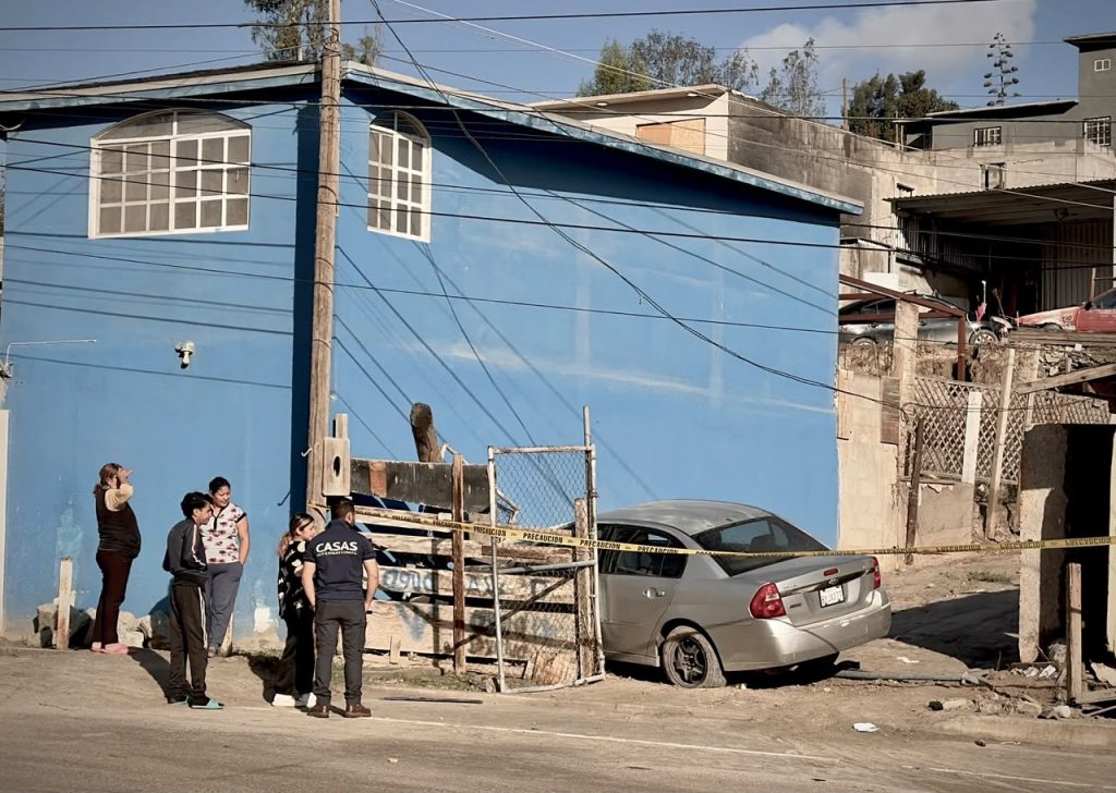 Balean a conductor y termina impactando su auto contra una vivienda en Maclovio Rojas