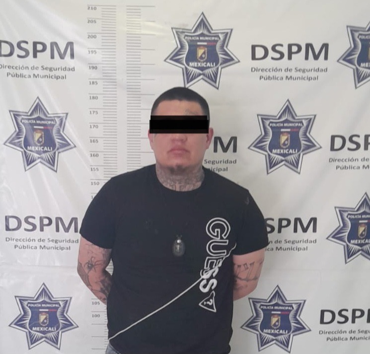 Aseguran sujeto por presunto daño a casa de su ex pareja y lesiones a un Policía Municipal