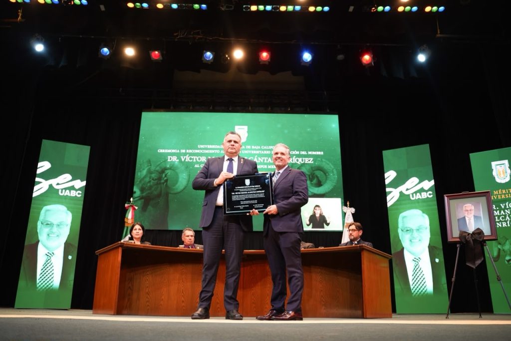 UABC honra la trayectoria de Víctor Enríquez al nombrar en su memoria el Centro Comunitario de Mexicali